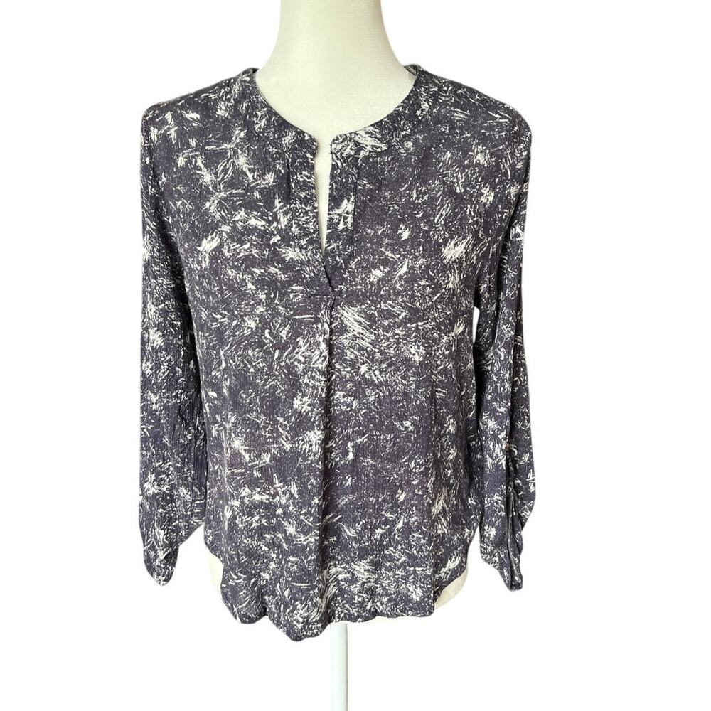 Peace & Pearls Tab Sleeve Blouse Women's Size S Gray and White Graphic Boho